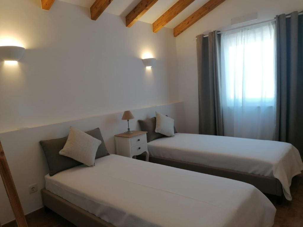 Queen Room with Pool View room - Image 1