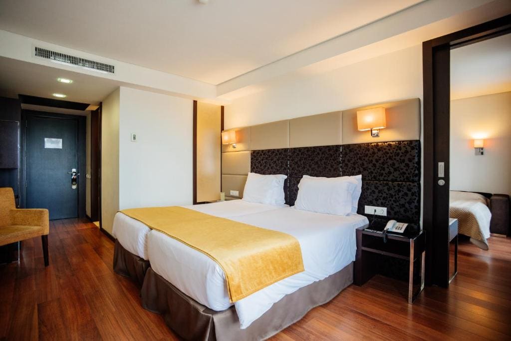 Twin Room with Balcony room - Image 2