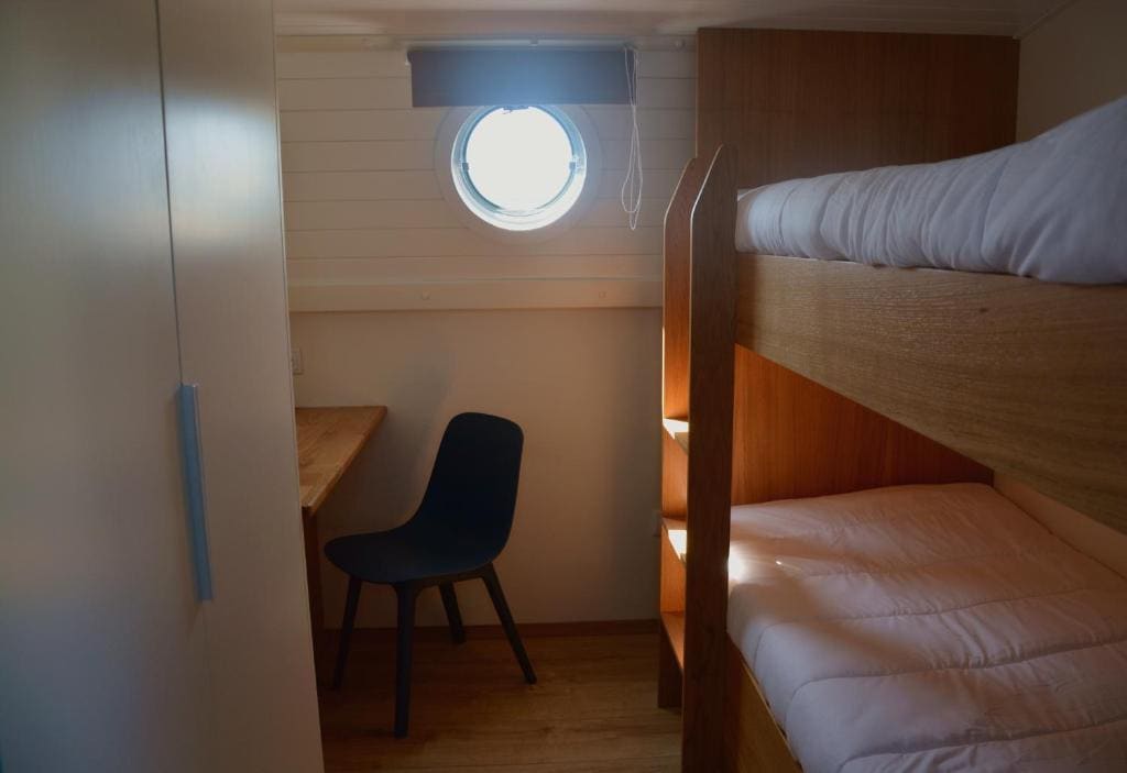 Docket Boat 1 Bedroom room - Image 3