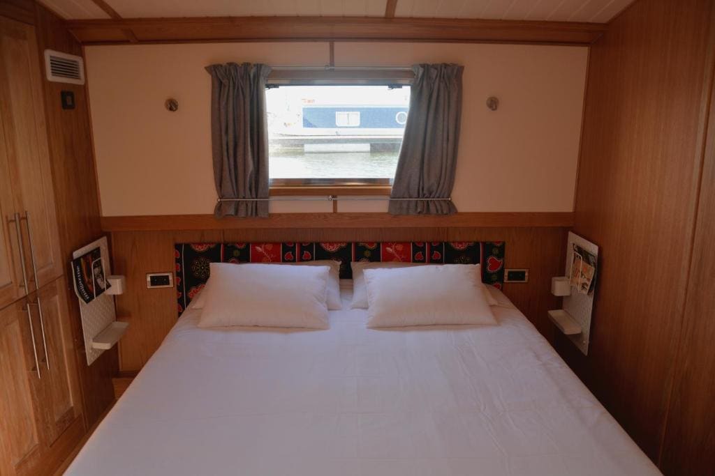Docket Boat 1 Bedroom room - Image 2