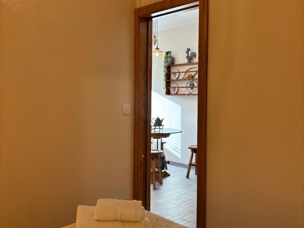 One-Bedroom Apartment with Balcony and Mountain View room - Image 2