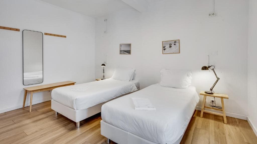 Single Room with Private Bathroom room - Image 3