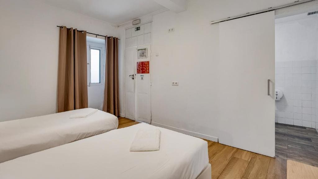 Standard Twin Room room - Image 1