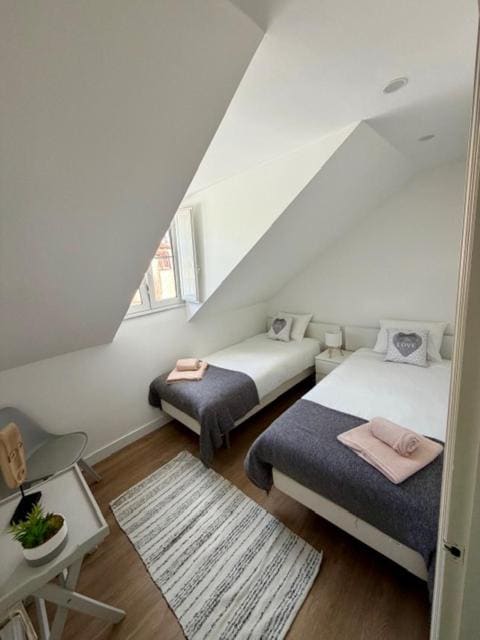 Apartment room - Image 2