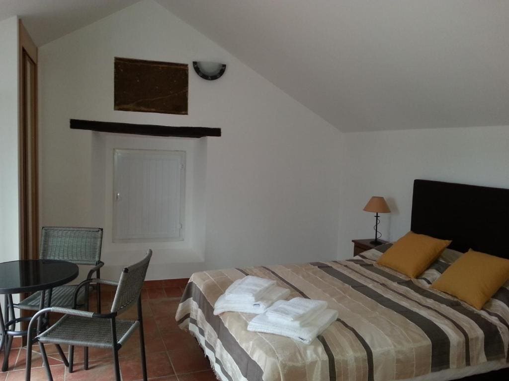 Standard Double Room with Shared Bathroom room - Image 3