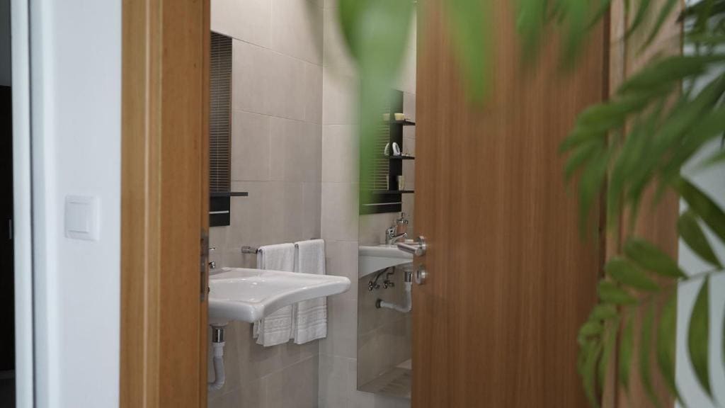 One-Bedroom House - Disability Access room - Image 3