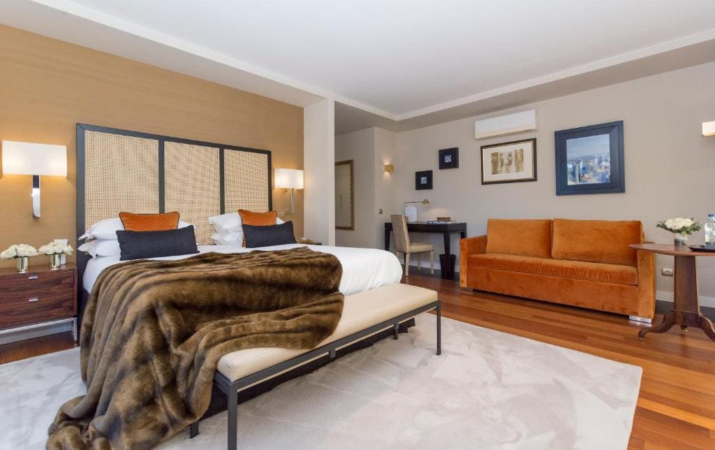 Double Room with Spa Bath room - Image 1