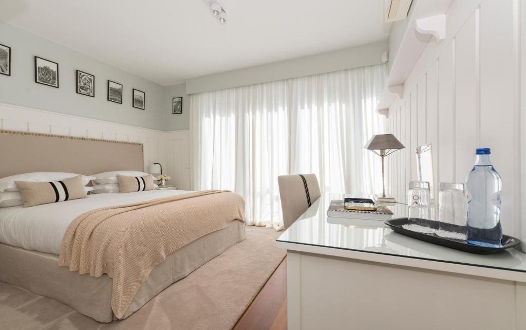 Deluxe Double Room with Spa Bath room - Image 2