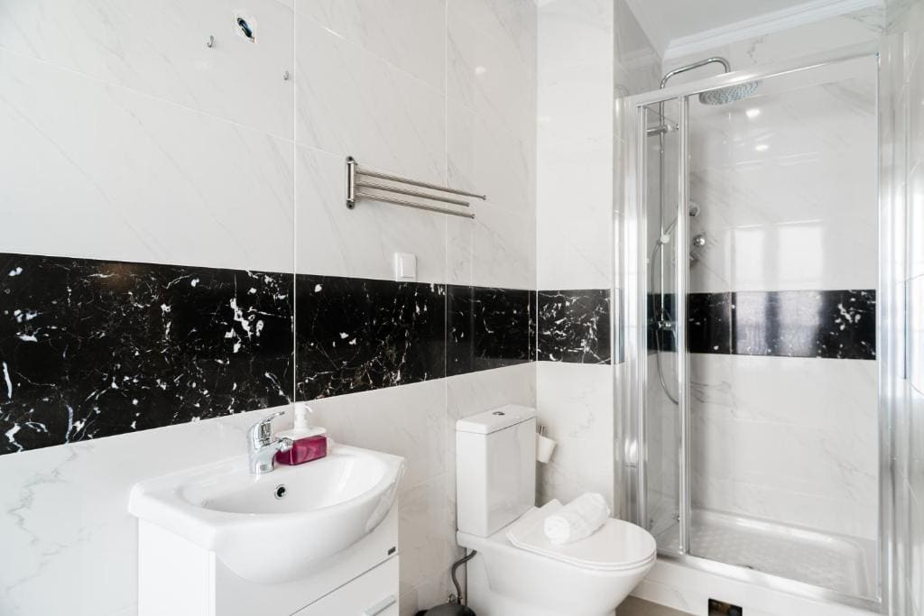 Single Room with Private Bathroom room - Image 2