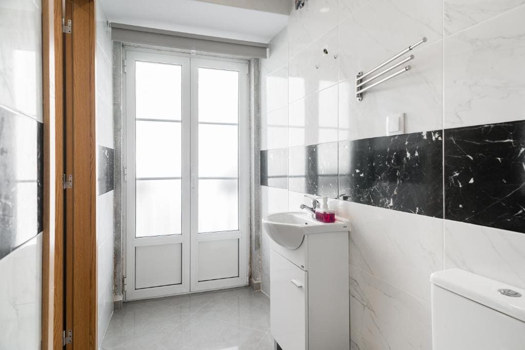 Single Room with Private Bathroom room - Image 1