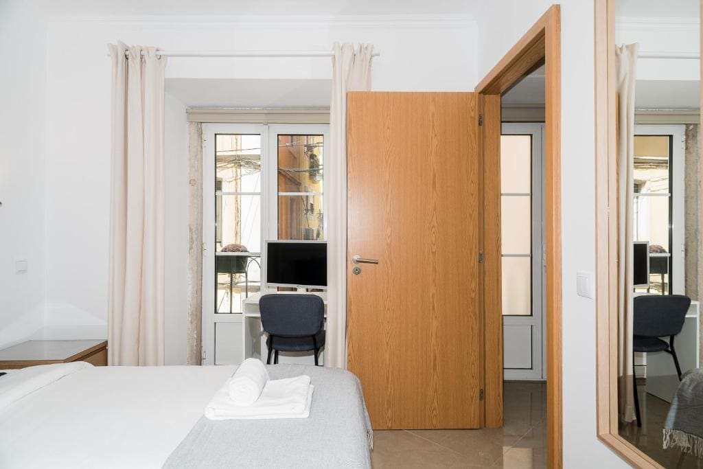 Single Room with Private Bathroom room - Image 3