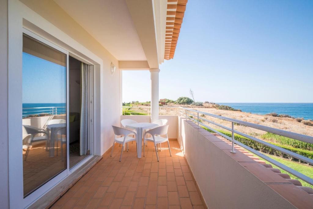 Deluxe One-Bedroom Apartment with Sea View room - Image 2