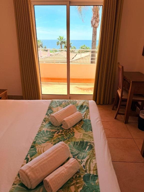 One-Bedroom Apartment with Sea View room - Image 1