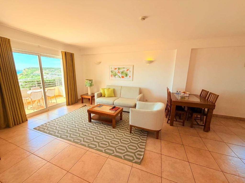 One-Bedroom Apartment with Sea View room - Image 3