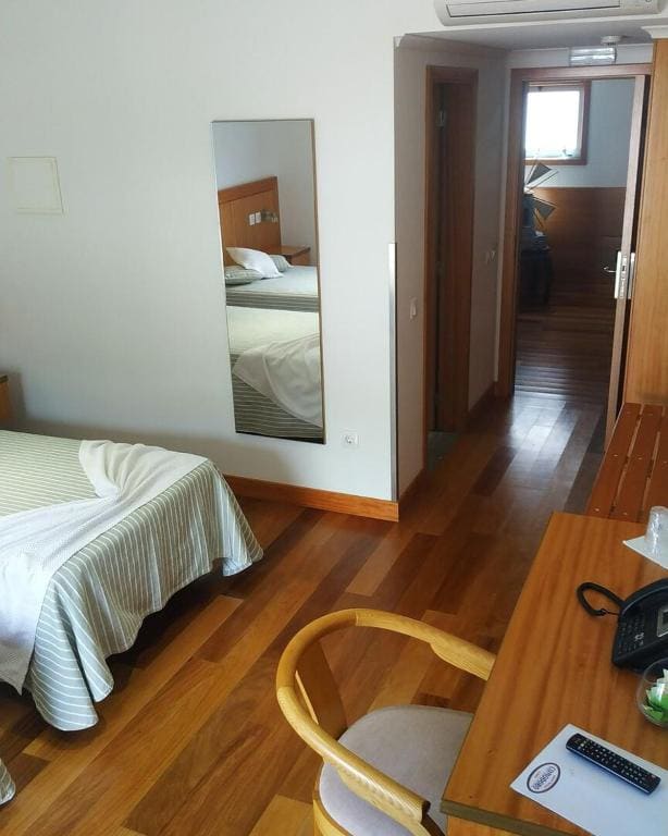 Twin Room with Balcony room - Image 3
