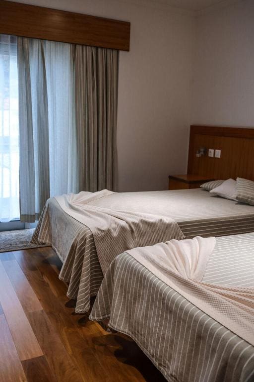 Twin Room with Balcony room - Image 2