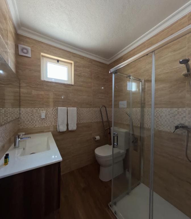 Double Room with Lake View room - Image 2