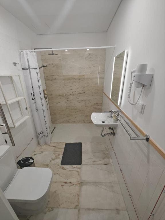 Queen Room - Disability Access room - Image 3