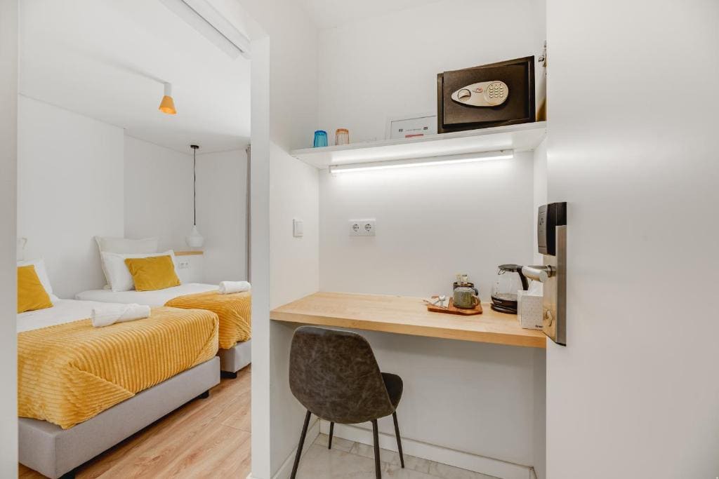 Double Room with Balcony room - Image 3