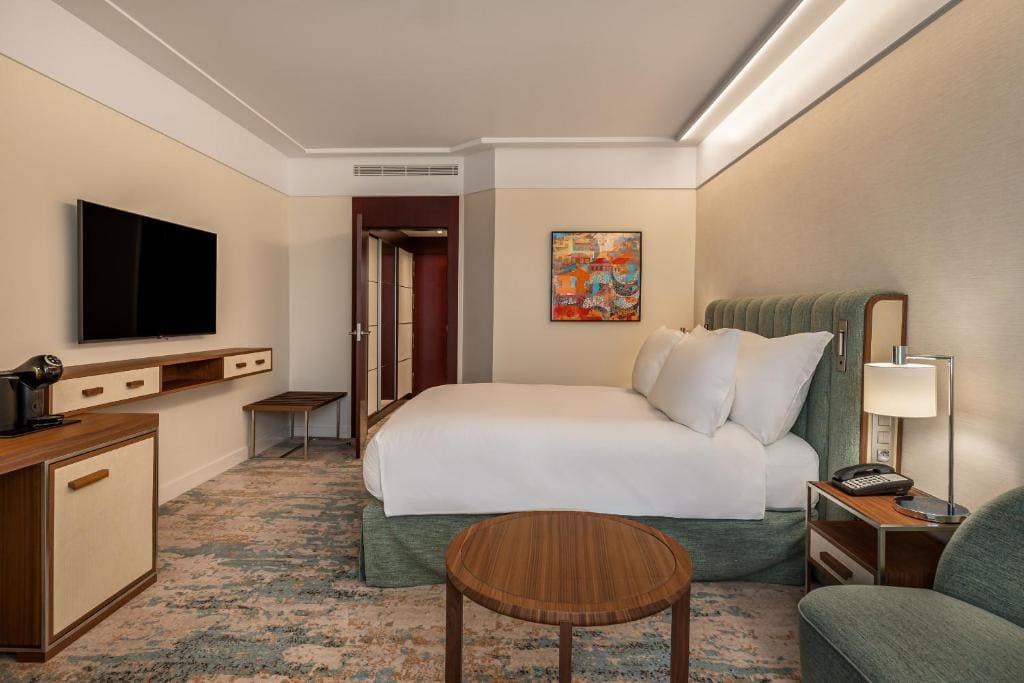 Premium Queen Room with Lounge Access room - Image 1