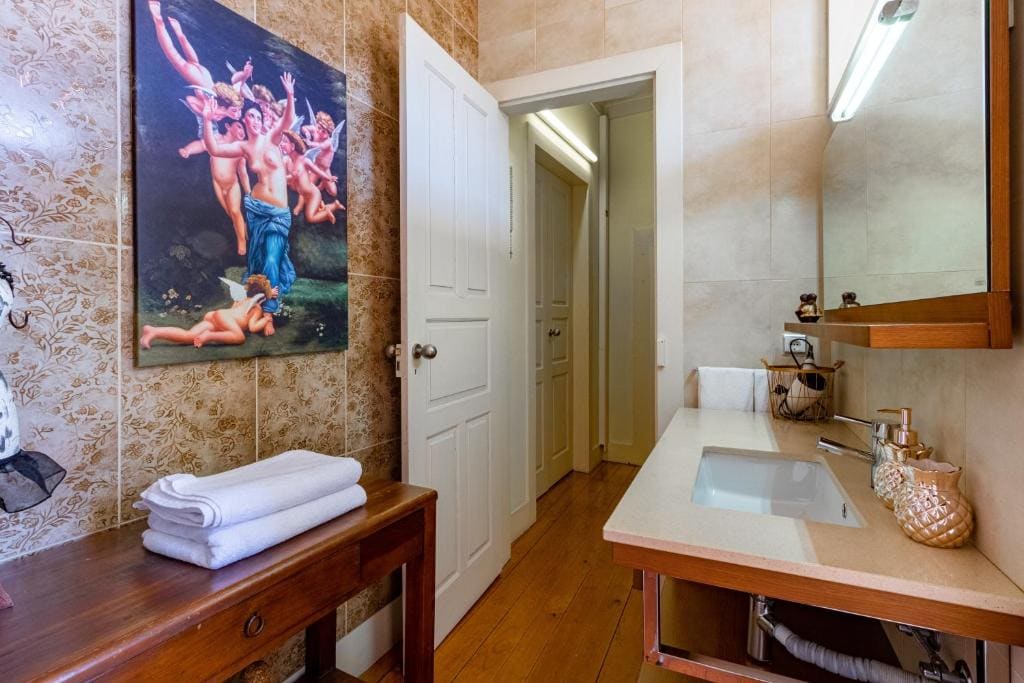 Deluxe Double Room with Shower room - Image 3