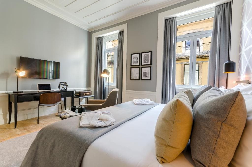 Premium Double or Twin Room with City View room - Image 3