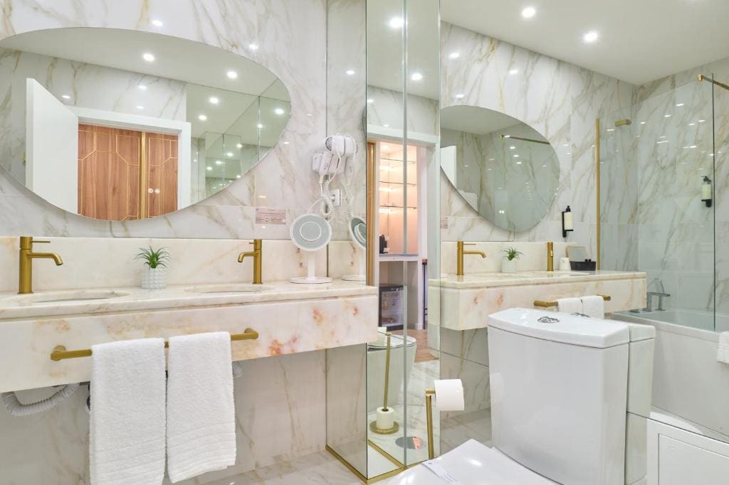 Deluxe Double Room with Spa Bath room - Image 3