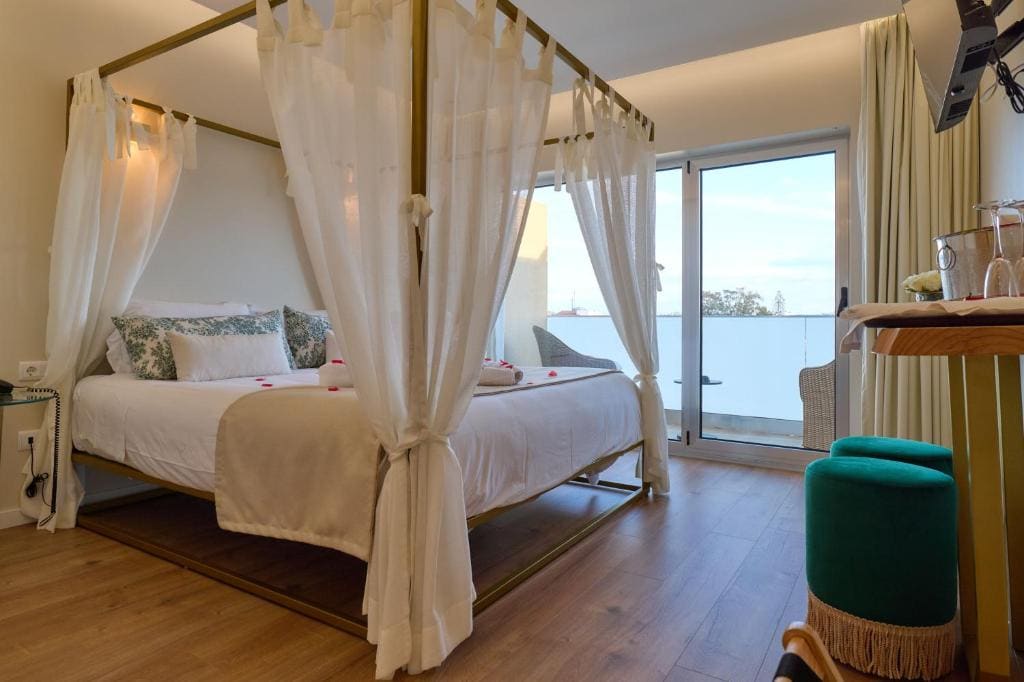 Deluxe Double Room with Spa Bath room - Image 1