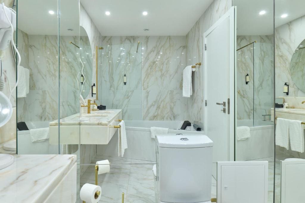 Deluxe Double Room with Spa Bath room - Image 2
