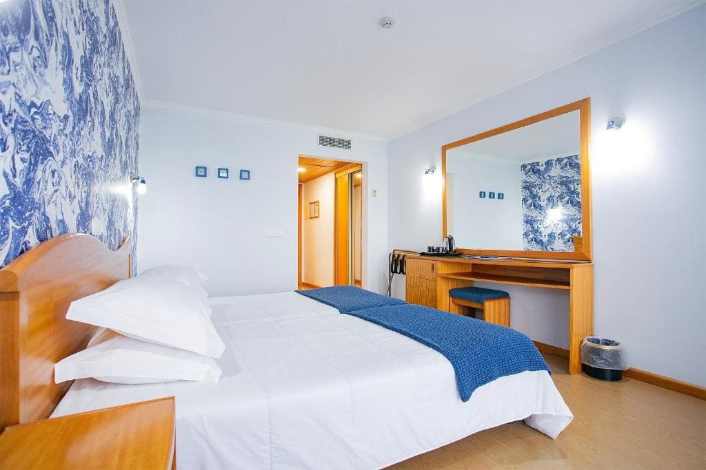 Twin Room with Partial Sea View room - Image 1