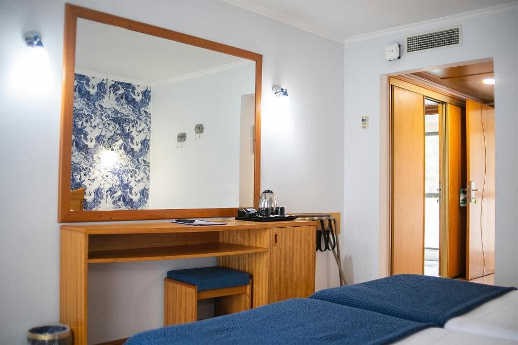 Twin Room with Partial Sea View room - Image 2