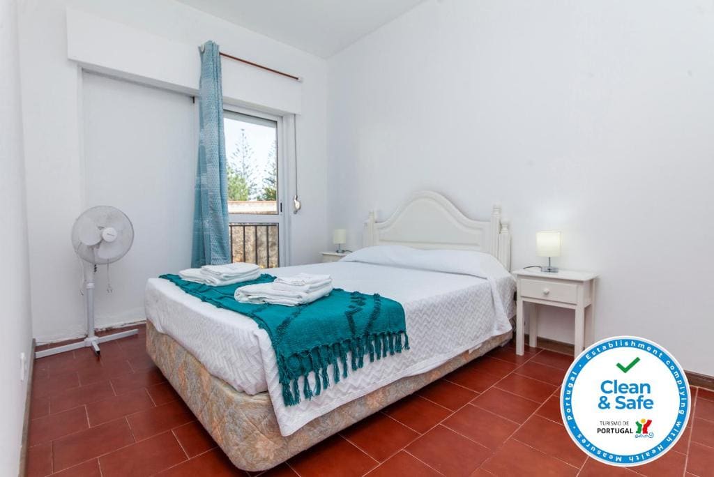 Double Room with Shared Bathroom room - Image 2