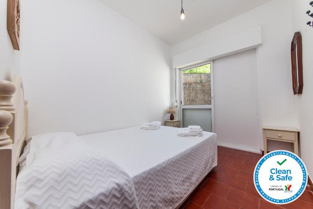 Double Room with Shared Bathroom room - Image 3