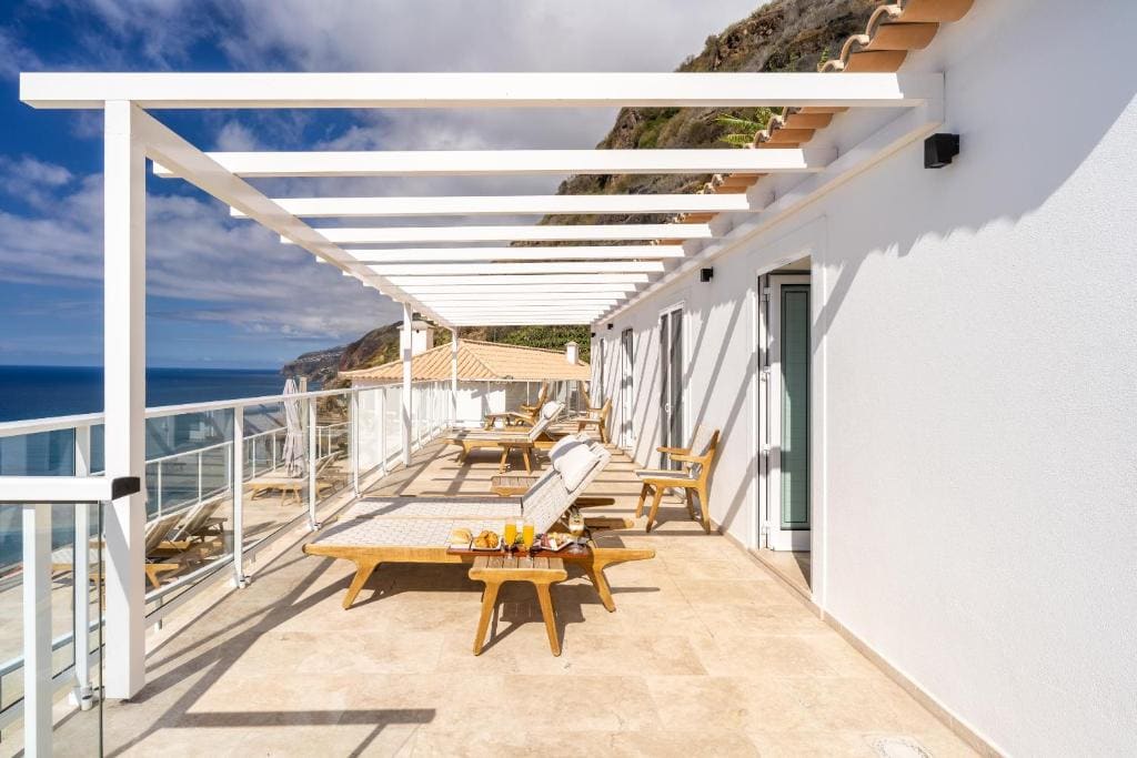 Deluxe Double Room with Balcony and Sea View room - Image 2