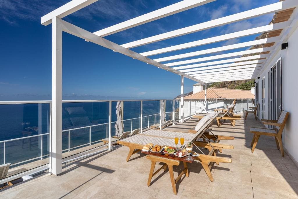 Deluxe Double Room with Balcony and Sea View room - Image 3