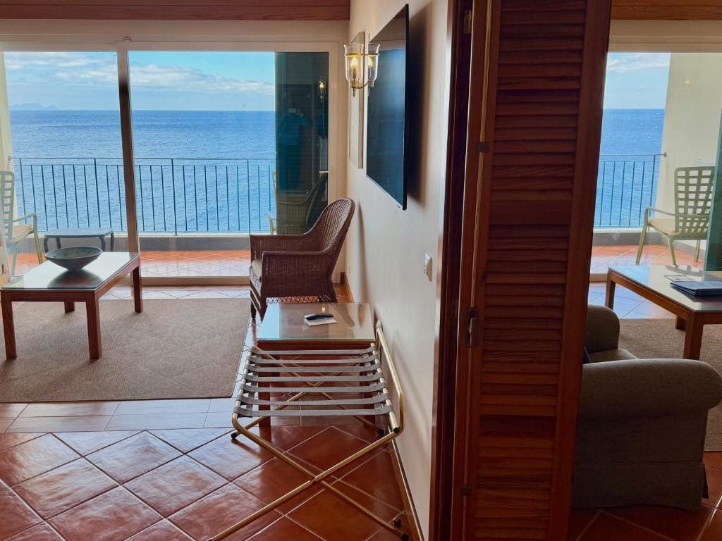 Premium Suite with Sea View and Balcony room - Image 3