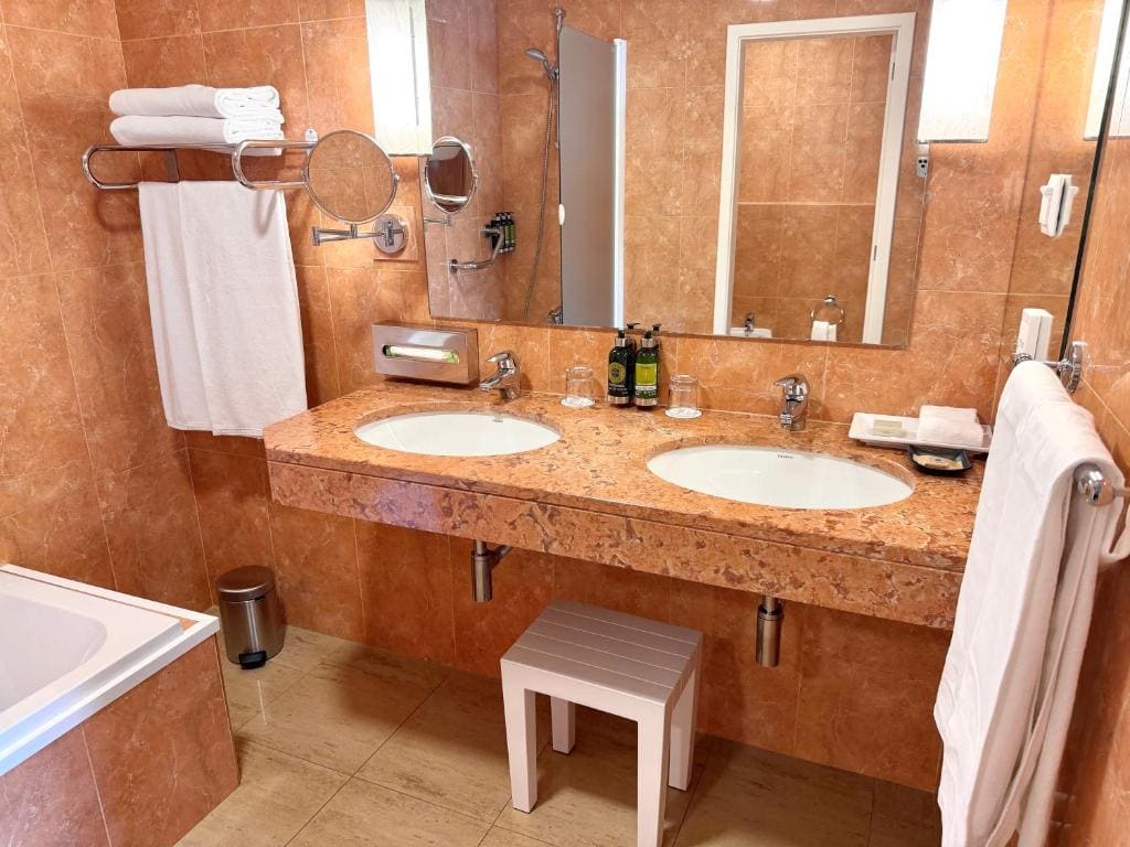 Superior Suite with Sea View and Balcony room - Image 3