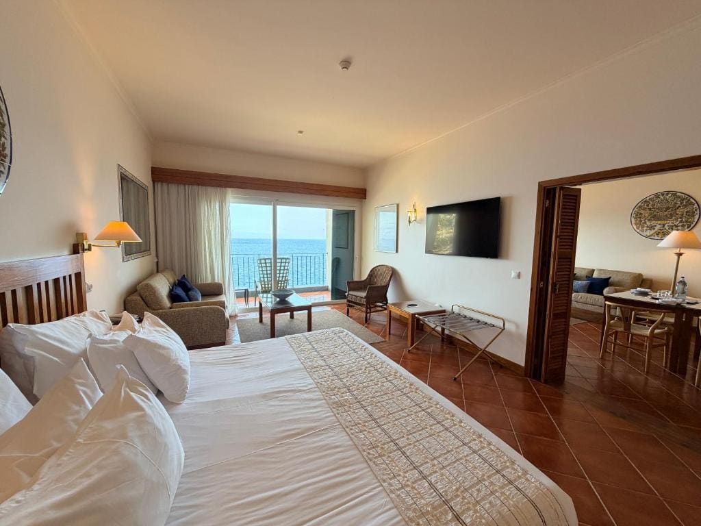Superior Suite with Sea View and Balcony room - Image 2