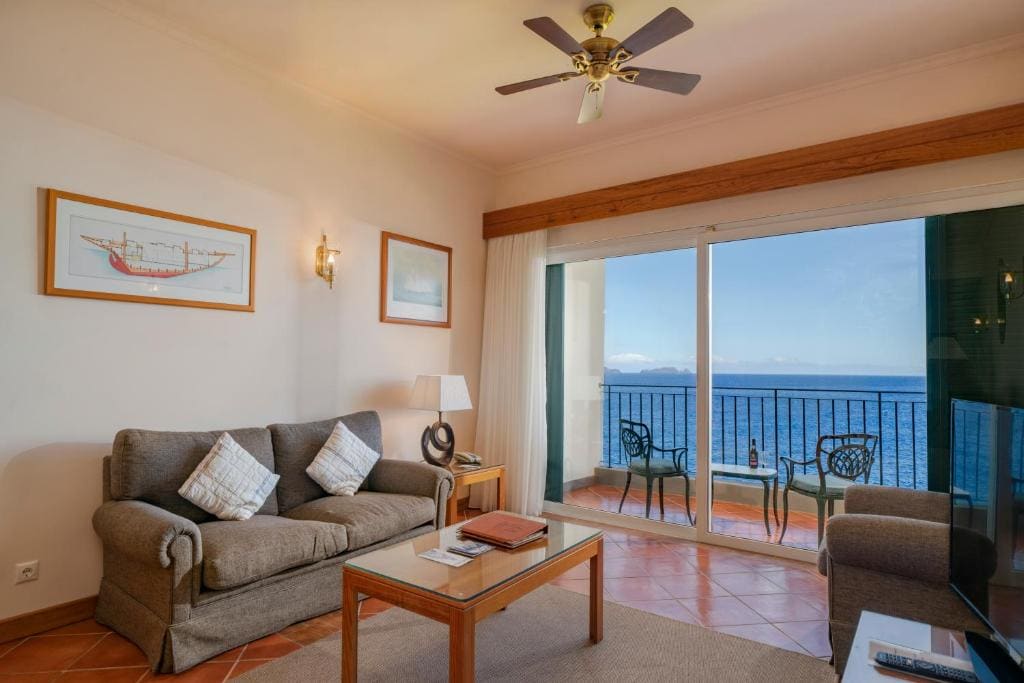 Junior Suite with Sea View and Balcony room - Image 3