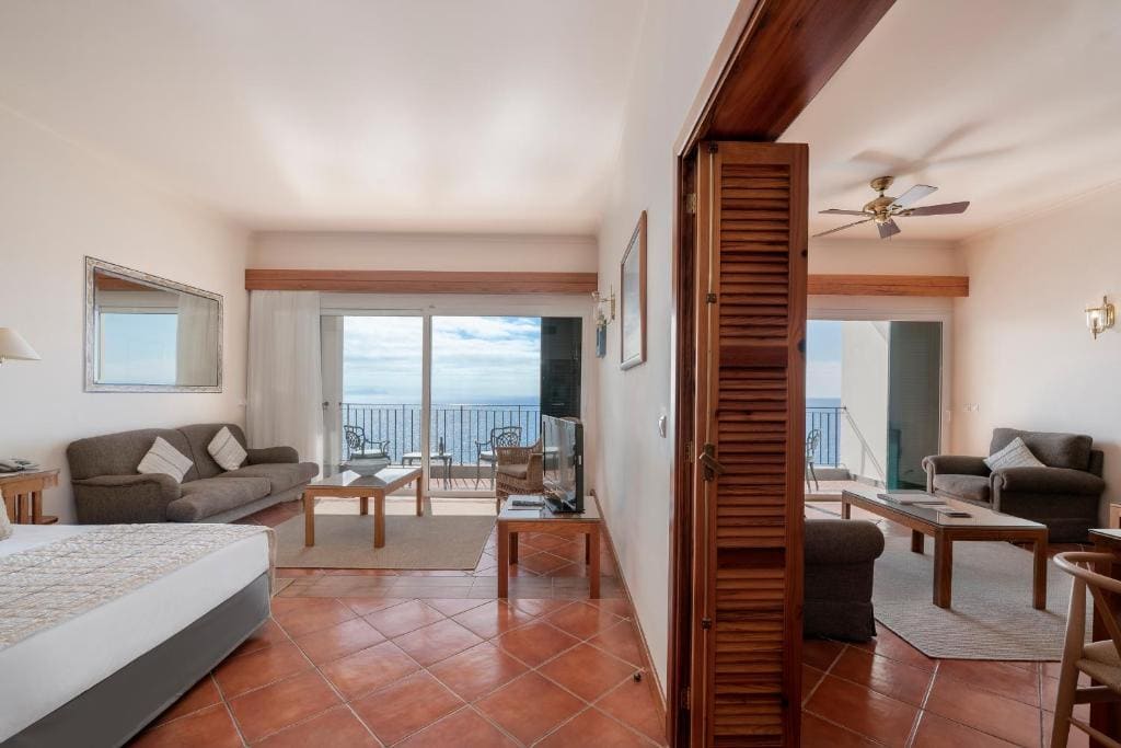 Junior Suite with Sea View and Balcony room - Image 2