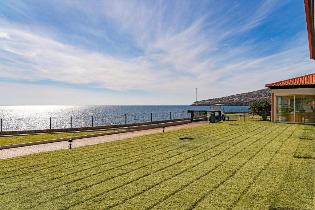 Premium Double Room with Sea View and Balcony room - Image 3