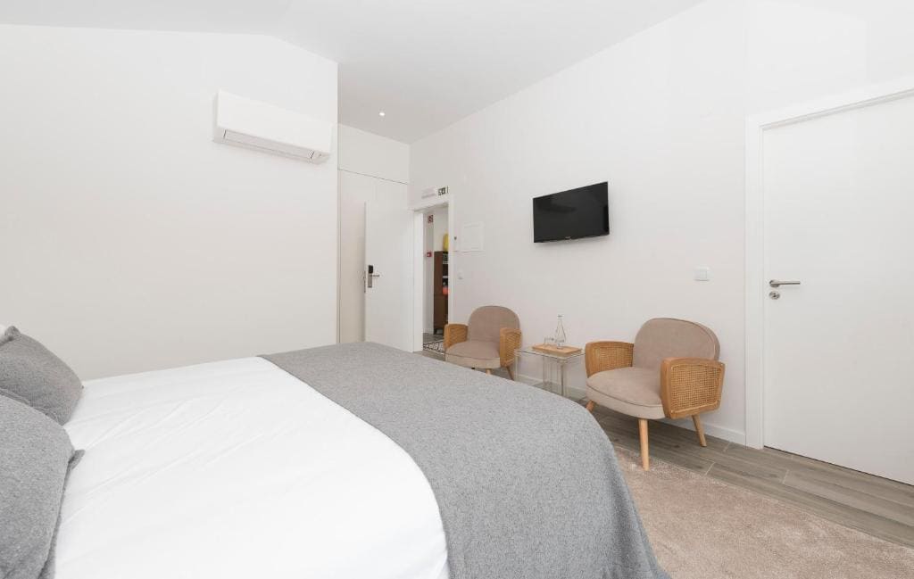 Deluxe Double Room with Extra Bed room - Image 2
