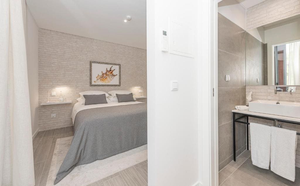 Deluxe Double Room with Balcony room - Image 3