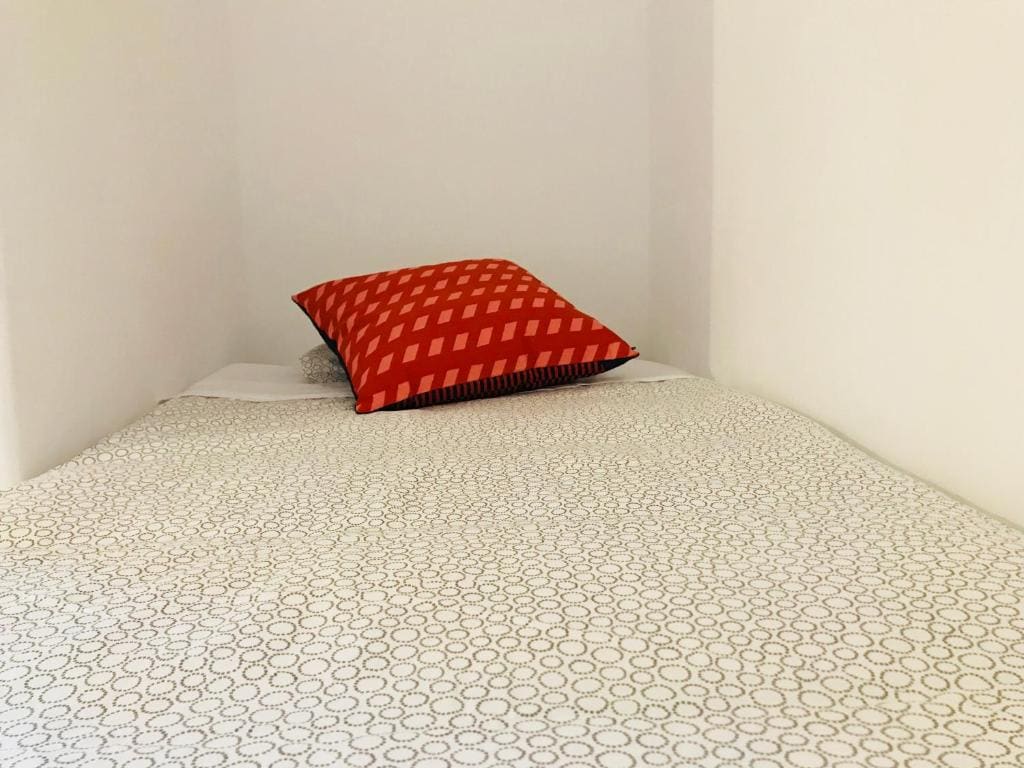 Basic Triple Room with Shared Bathroom room - Image 3