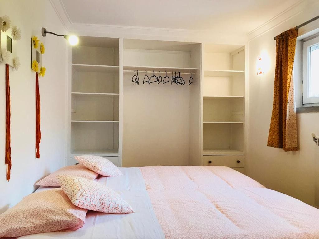 Basic Triple Room with Shared Bathroom room - Image 2
