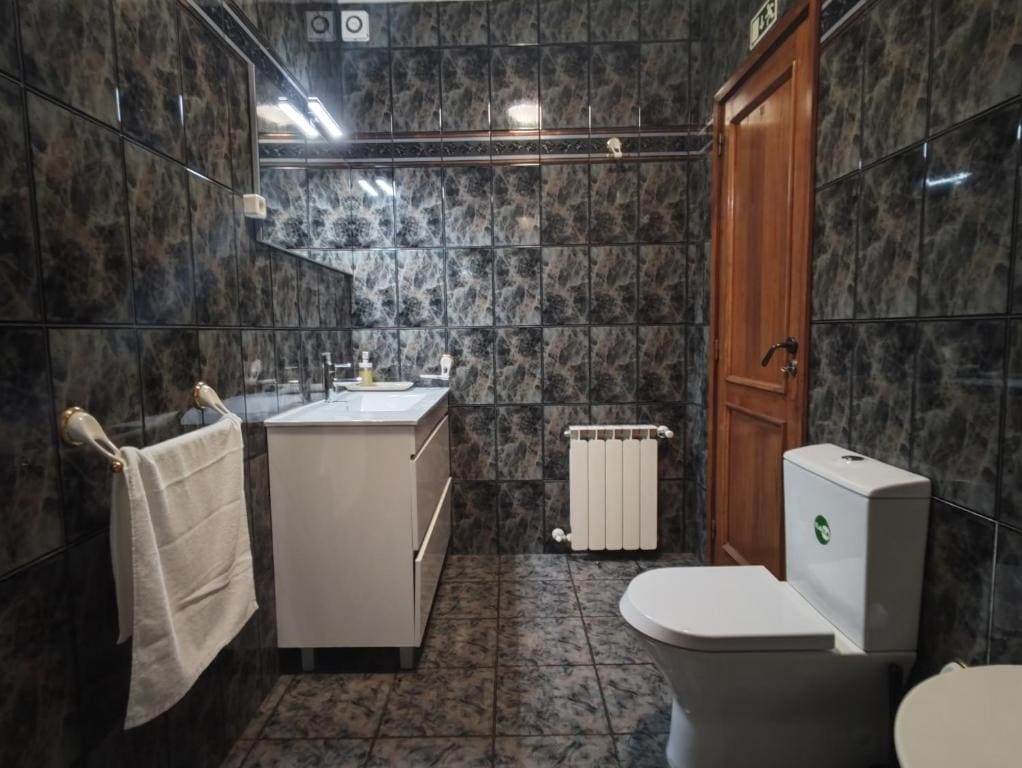 Standard Twin Room with Shared Bathroom room - Image 3