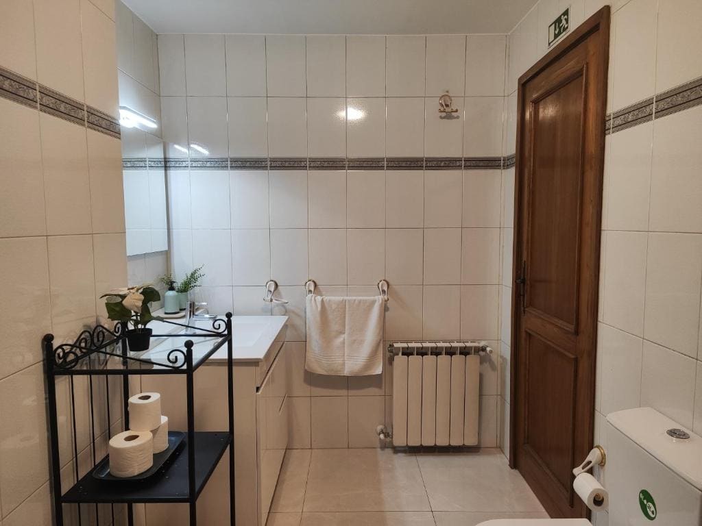 Standard Twin Room with Shared Bathroom room - Image 2