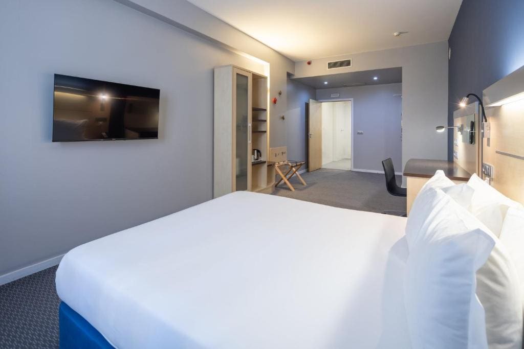 Standard Double Room with Free Breakfast - Accessible room - Image 3