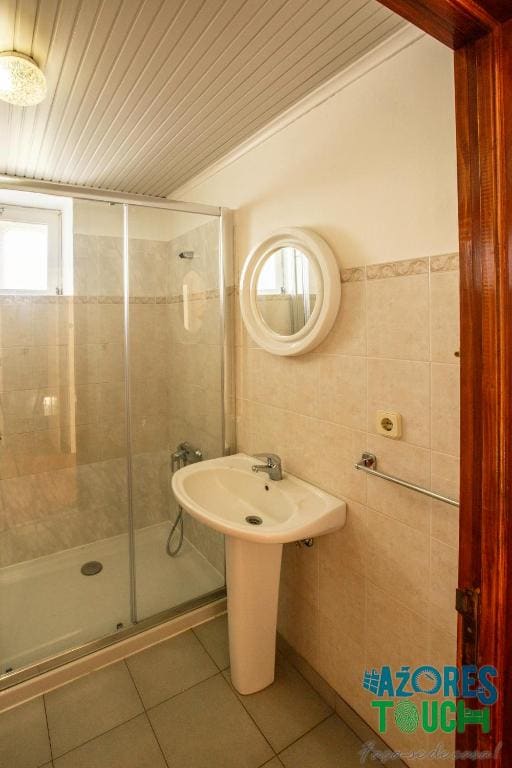 Triple Room with Shared Bathroom room - Image 2