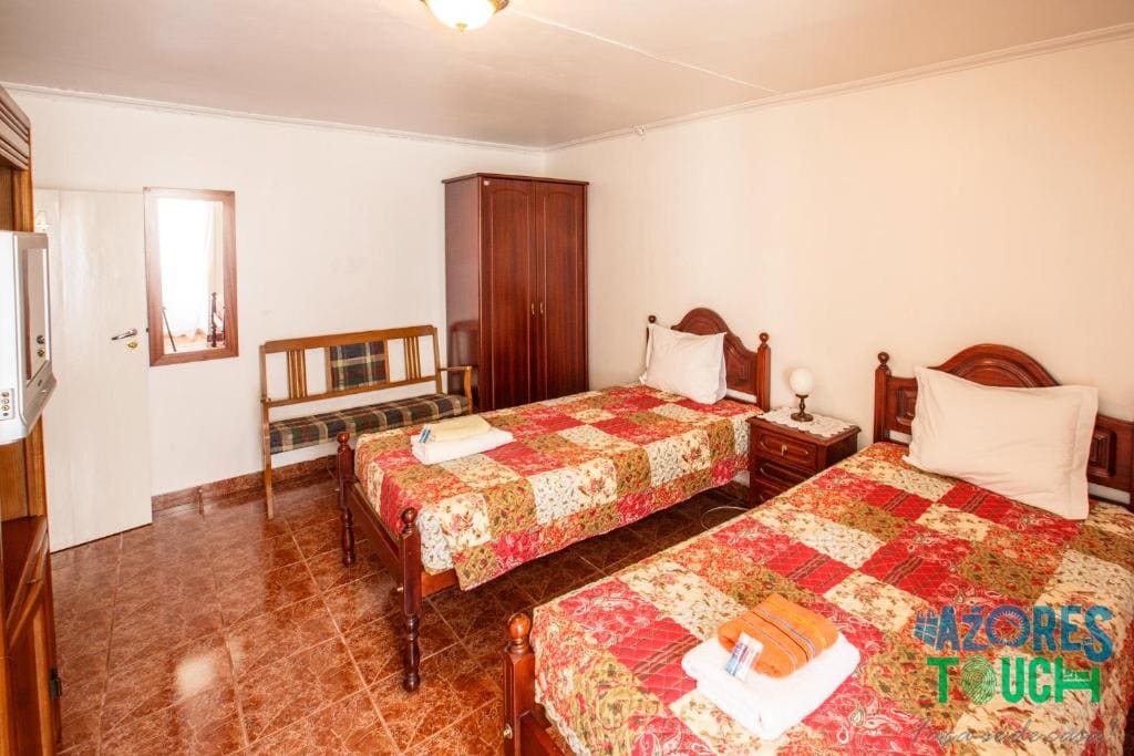 Twin Room with Shared Bathroom room - Image 2